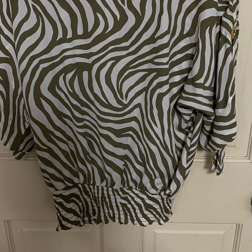 Women’s sizes small - Picture 3 of 3